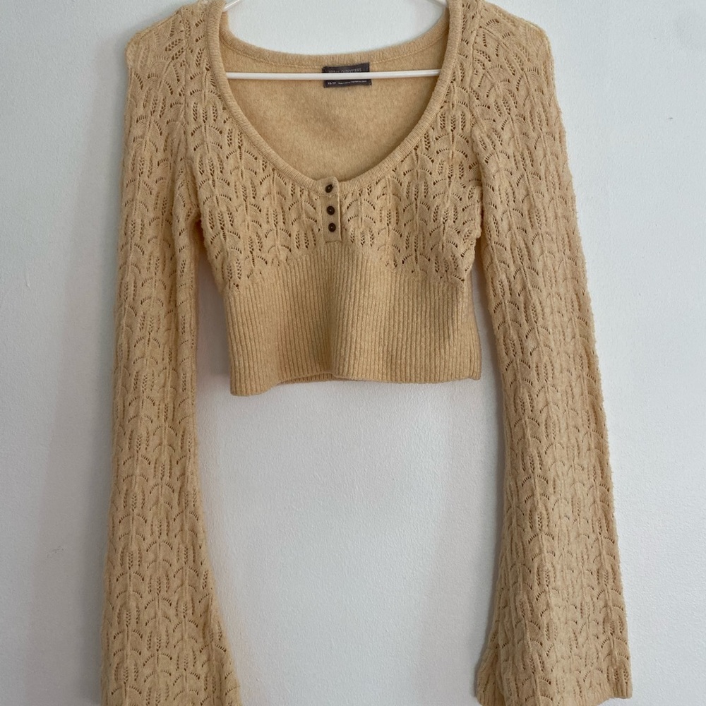 URBAN OUTFITTERS TAN CROP SWEATER WOMENS SMALL (NEVER WORN) BELL SLEEVES